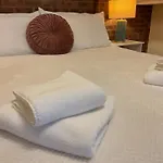 Rock -near Centre-free On Street Parking-free Wi-fi Apartmán