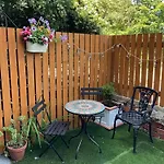 Apartment Rock -near Centre-free On Street Parking-free Wi-fi *