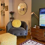 Rock -near Centre-free On Street Parking-free Wi-fi * Leeds (West Yorkshire)