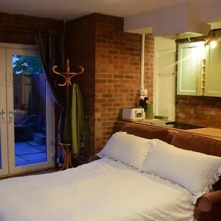 Rock -near Centre-free On Street Parking-free Wi-fi * Leeds (West Yorkshire)