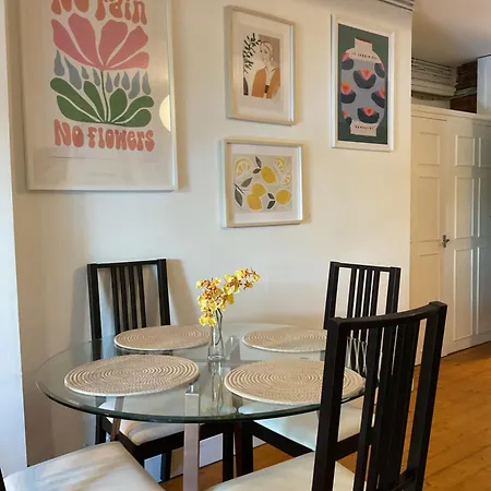 Apartment Rock -near Centre-free On Street Parking-free Wi-fi