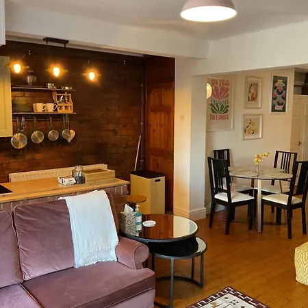 Apartment Rock -near Centre-free On Street Parking-free Wi-fi *