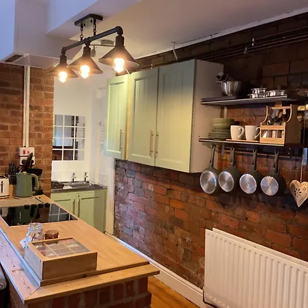 Apartment Rock -near Centre-free On Street Parking-free Wi-fi