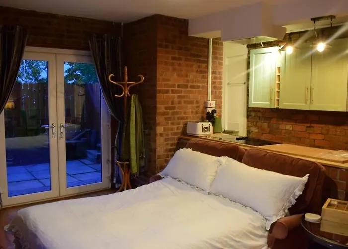 Rock -near Centre-free On Street Parking-free Wi-fi * Leeds (West Yorkshire)