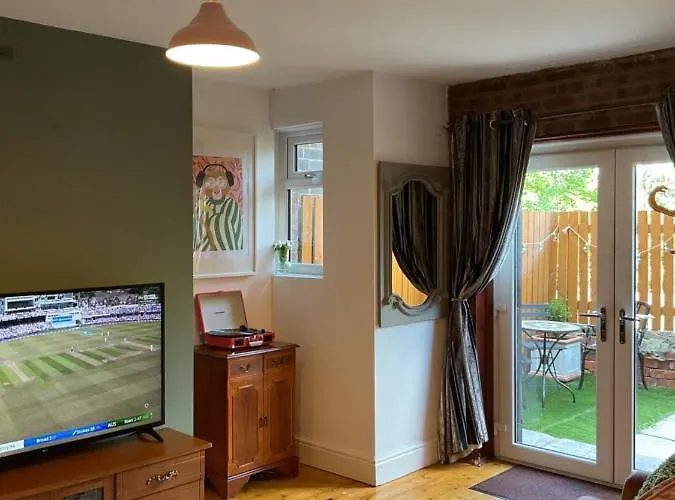 Rock -near Centre-free On Street Parking-free Wi-fi Apartment *