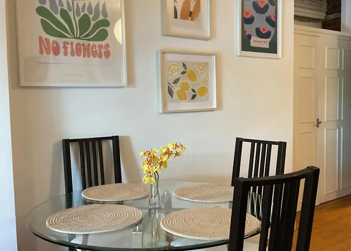 Apartment Rock -near Centre-free On Street Parking-free Wi-fi