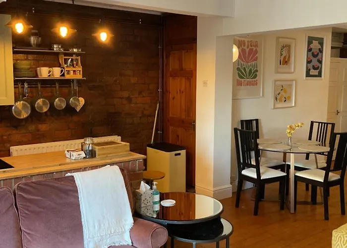 Apartment Rock -near Centre-free On Street Parking-free Wi-fi *