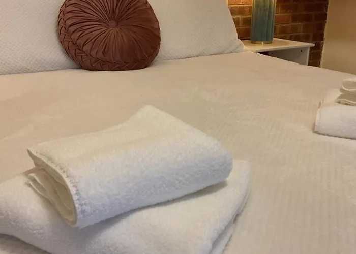 Rock -near Centre-free On Street Parking-free Wi-fi Apartment