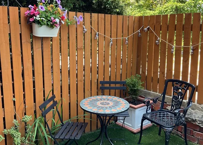 Apartment Rock -near Centre-free On Street Parking-free Wi-fi *