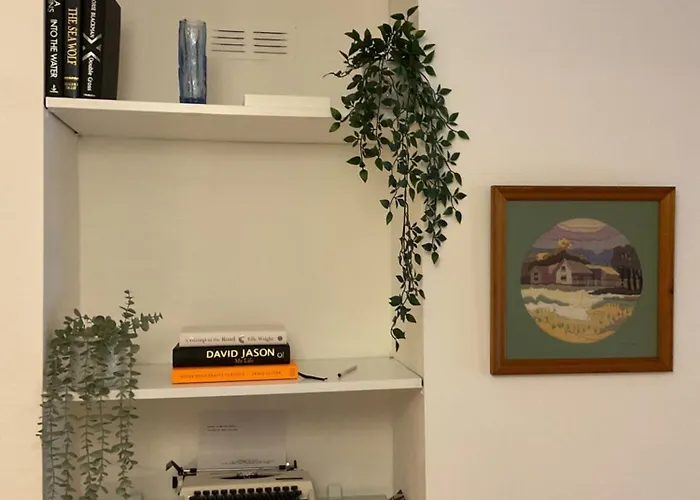 Rock -near Centre-free On Street Parking-free Wi-fi Apartment *