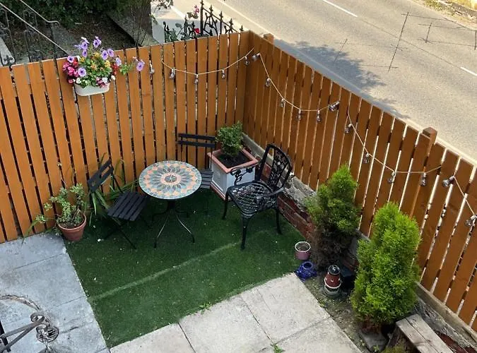 Rock -near Centre-free On Street Parking-free Wi-fi *